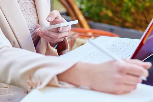 Business Woman Working Cafe Writing Something Her Notebook Using Mobile — Stock Photo, Image