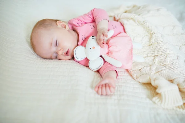 赤ちゃんの女の子は彼女の好きなマウスのおもちゃと昼寝をしています 小さな子供が快適なベッドで寝ています 睡眠訓練の概念 日当たりの良い保育園の幼児 — ストック写真
