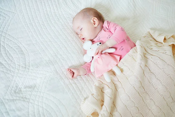 Dziewczynka Drzemie Swoją Ulubioną Mysią Zabawką Małe Dziecko Śpiące Łóżku — Zdjęcie stockowe