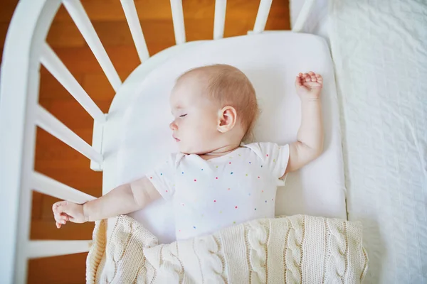 可爱的女婴睡在共同卧铺婴儿床连接到父母的床 小孩在婴儿床上小睡了一天 睡眠训练理念 阳光明媚的托儿所里的小孩 — 图库照片
