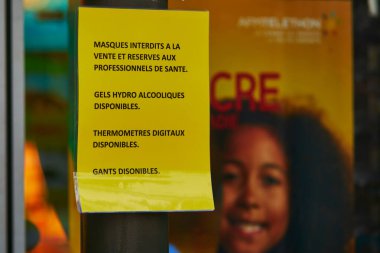 PARIS, FRANCE - 26 Mart 2020 Coronavirus salgını sırasında Paris 'te karantina. Fransızca uyarısı olan eczane: 