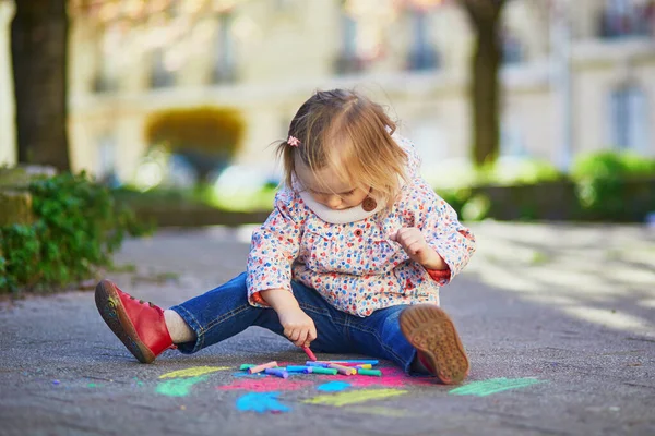 Adorable Dibujo Niña Con Tiza Colores Sobre Asfalto Actividades Aire —  Fotos de Stock