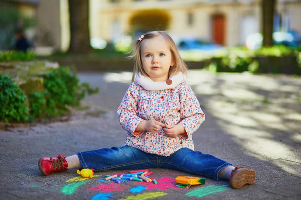 Entzückende Kleinkind Zeichnung Mit Bunten Kreiden Auf Asphalt Outdoor Aktivitäten — Stockfoto