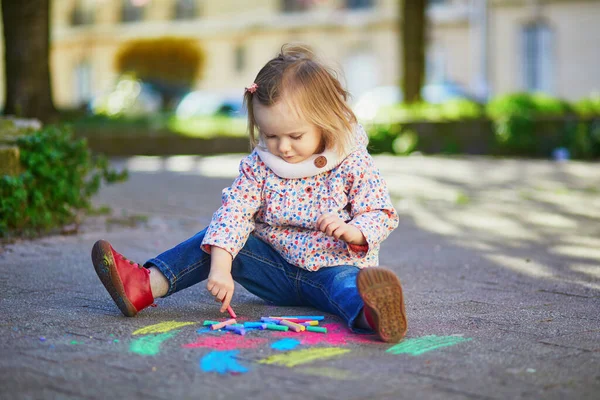 Entzückende Kleinkind Zeichnung Mit Bunten Kreiden Auf Asphalt Outdoor Aktivitäten — Stockfoto