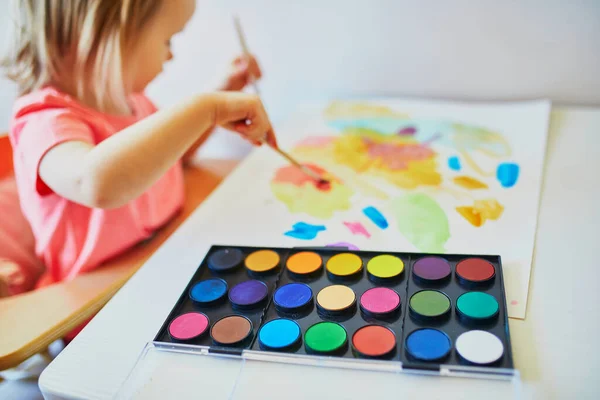 Mädchen Zeichnen Mit Bunten Aquarellfarben Hause Kindergarten Oder Der Vorschule — Stockfoto
