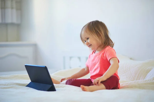 Dziewczynka Cyfrowym Tabletem Domu Dzieci Oglądają Kreskówki Dzieciak Używający Gadżetu — Zdjęcie stockowe