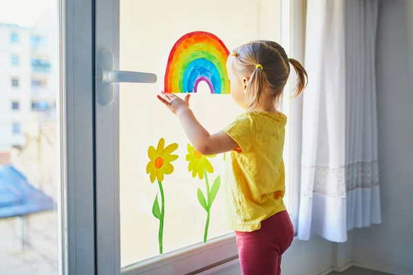 Menina Adorável Criança Anexando Desenho Arco Íris Para Janela Vidro — Fotografia de Stock