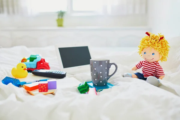 Laptop Kopje Koffie Notebook Telefoon Ander Speelgoed Bed Schoon Wit — Stockfoto