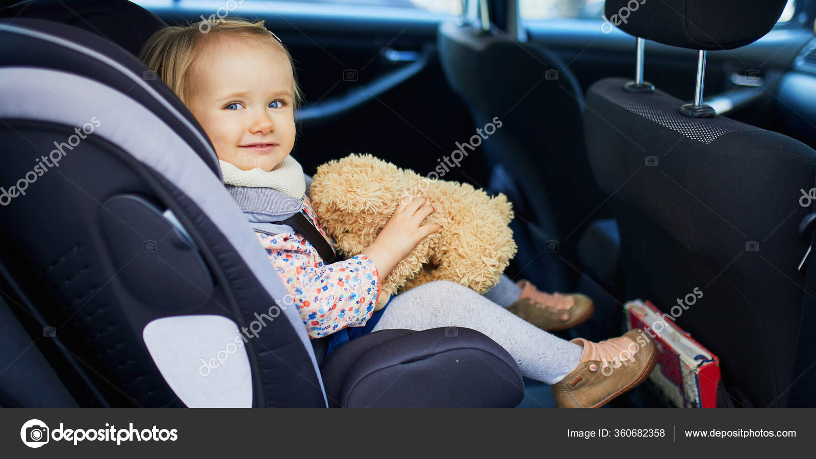 父亲开车上班，孩子坐在现代汽车座椅上。照片摄影图片_ID:401787932-Veer图库