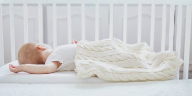 Anne babamın yatağa bağlı eş uyuyan beşik uyku bebek kız. Küçük çocuk karyolası uyku bir gün geçiriyorum. Uyku eğitim kavramı. Güneşli kreş çocuk