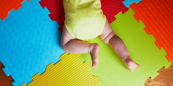 Baby Gör Magen Tid Färgglada Lekmatta Glad Frisk Unge Leker — Stockfoto