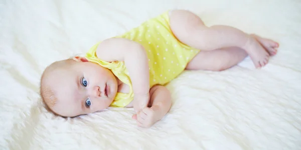 Schattig Klein Meisje Liggend Haar Rug Bed Gelukkig Gezond Kind — Stockfoto