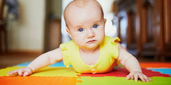 Schattig Baby Meisje Doen Buikje Tijd Kleurrijke Speelmat — Stockfoto