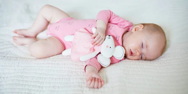 Baby Mädchen Beim Mittagsschlaf Mit Ihrem Lieblings Mausspielzeug Kleines Kind — Stockfoto