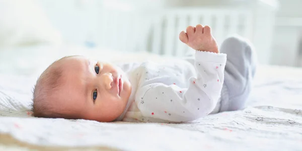 Adorable Niña Recién Nacida Acostada Cama Sus Padres Casa — Foto de Stock