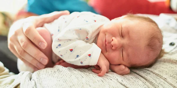 愛らしい新生児の女の子は父親の胸の上で寝て笑顔で — ストック写真