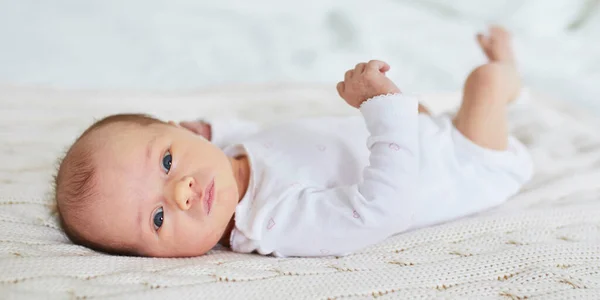 Söt Liten Flicka Som Ligger Sängen Barnkammaren — Stockfoto