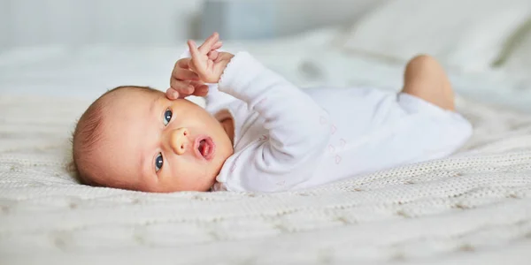 Adorable Niña Acostada Cama Vivero — Foto de Stock