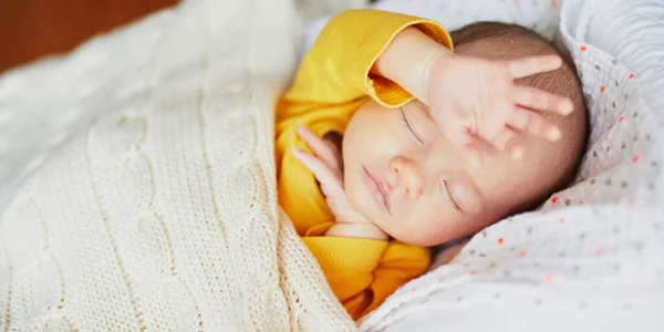 Adorable Bébé Fille Nouveau Dormant Dans Lit Maison — Photo