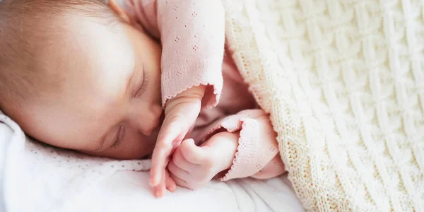 Adorável Bebê Menina Dormindo Sob Cobertor Malha Berçário — Fotografia de Stock