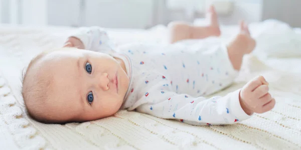 Очаровательная Малышка Лежит Кровати Младенец Солнечной Детской — стоковое фото