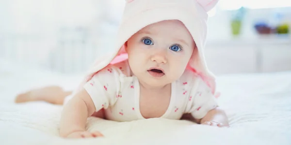 Adorable Niña Siete Meses Que Relaja Dormitorio Con Ropa Rosa —  Fotos de Stock