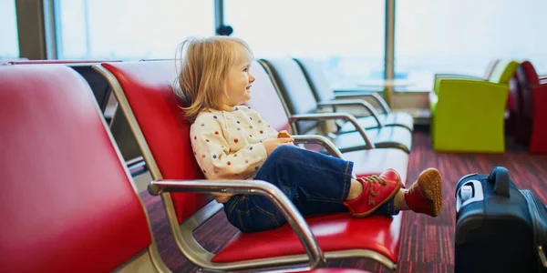 Urocza Dziewczynka Podróżująca Samolotem Dziecko Siedzi Bramie Czeka Lot Podróżuje — Zdjęcie stockowe