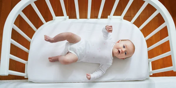 Baby Liegt Beischlaf Bett Der Eltern — Stockfoto