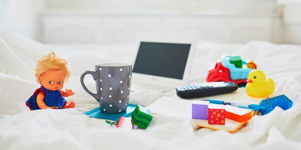 Ordenador Portátil Taza Café Portátil Teléfono Diferentes Juguetes Cama Sábanas — Foto de Stock