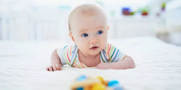 Niña Aprendiendo Gatear Pequeño Niño Haciendo Tiempo Barriga Niño Una — Foto de Stock