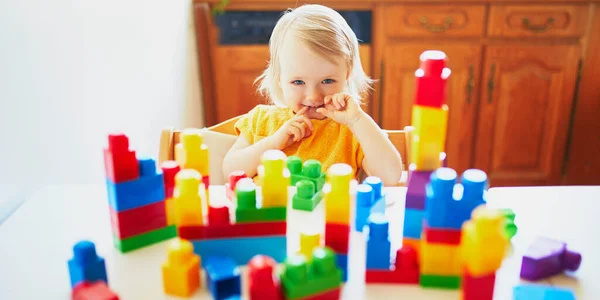 Niña Adorable Jugando Con Bloques Construcción Plástico Colores Casa Kindergaten — Foto de Stock