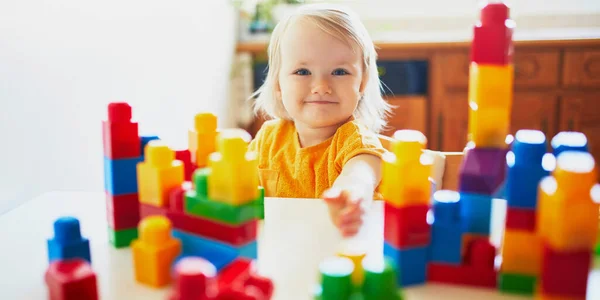 Очаровательная Маленькая Девочка Играет Красочными Пластиковыми Блоками Дома Детском Саду — стоковое фото