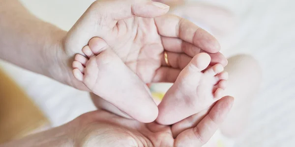 Feet Newborn Baby Mother Hands — Stock Photo, Image