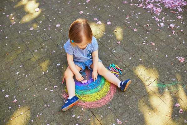 Menina Adorável Criança Desenho Arco Íris Com Giz Colorido Asfalto — Fotografia de Stock