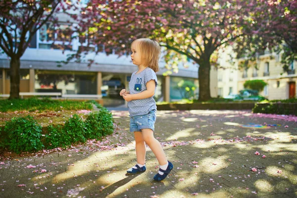 Fröhliches Zweijähriges Mädchen Hat Spaß Park Mit Blühenden Kirschblütenbäumen Paris — Stockfoto