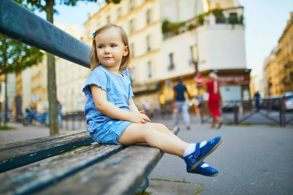 2歳の少女がフランスのパリのベンチに座っていた 暖かい夏の日に街を歩く子供 子供のための屋外活動 — ストック写真