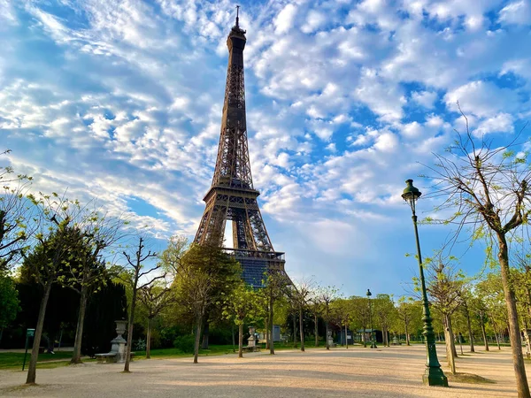 Сценічний Вид Ейфелеву Вежу Яскравим Блакитним Небом Парижі Франція Порожні — стокове фото