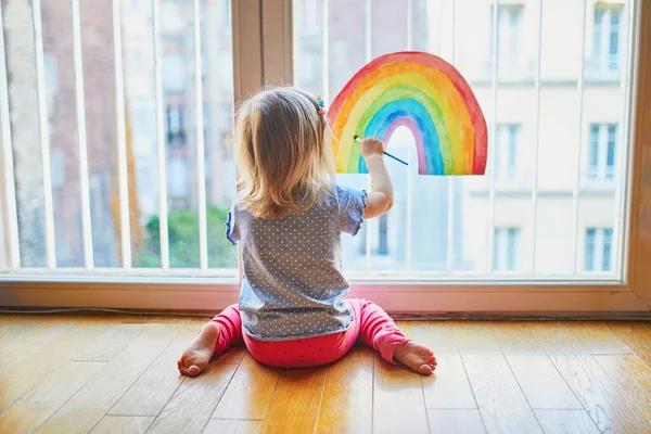 Entzückendes Kleinkind Das Als Zeichen Der Hoffnung Regenbogen Auf Die — Stockfoto