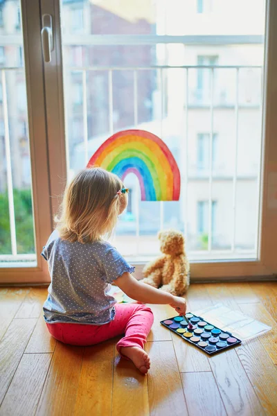 Entzückendes Kleinkind Das Als Zeichen Der Hoffnung Regenbogen Auf Die — Stockfoto