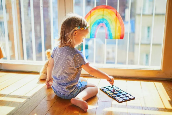 Entzückendes Kleinkind Das Als Zeichen Der Hoffnung Regenbogen Auf Die — Stockfoto