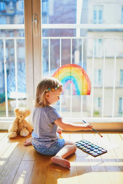 Entzückendes Kleinkind Das Als Zeichen Der Hoffnung Regenbogen Auf Die — Stockfoto