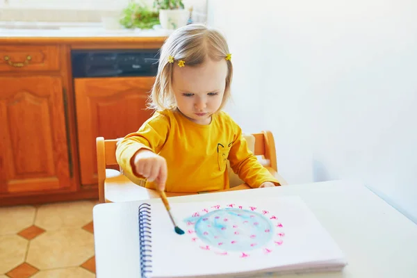 Schattig Klein Meisje Dat Coronavirus Tekent Met Kleurrijke Aquarelverf Thuis — Stockfoto