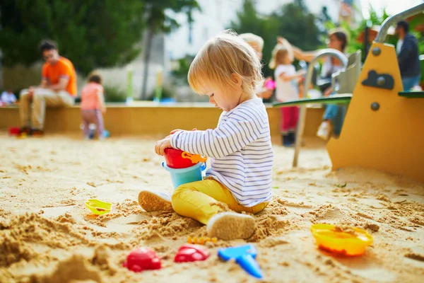 Schattig Meisje Speelplaats Zandbak Peuter Spelen Met Zand Mallen Het — Stockfoto