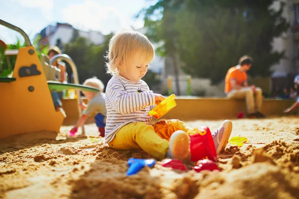 Menina Adorável Parque Infantil Sandpit Criança Brincando Com Moldes Areia — Fotografia de Stock