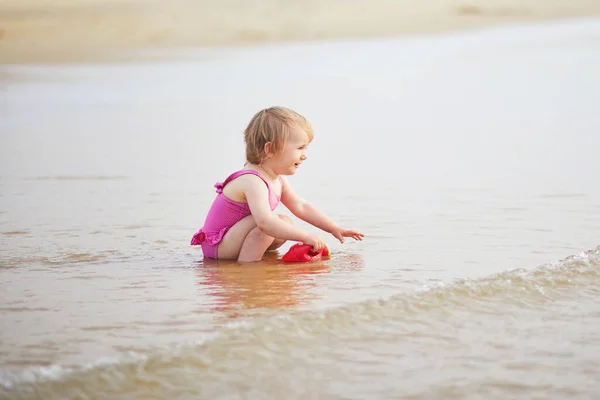 Söt Liten Flicka Som Leker Med Röd Vattenkanna Havets Strand — Stockfoto