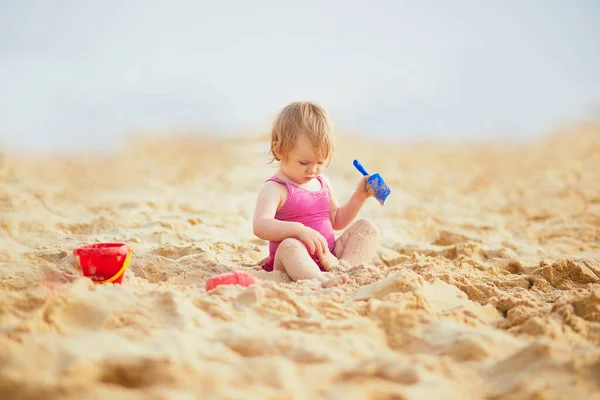 Αξιολάτρευτο Κοριτσάκι Που Παίζει Άμμο Στην Παραλία Υπαίθριες Δραστηριότητες Για — Φωτογραφία Αρχείου