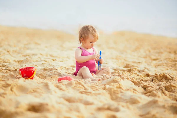 可爱的蹒跚学步的小女孩在海滩上玩沙子 儿童户外活动 — 图库照片