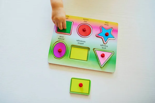 Kisgyerek Lány Vagy Fiú Csinál Puzzle Gyermek Geometriai Formákat Tanul — Stock Fotó