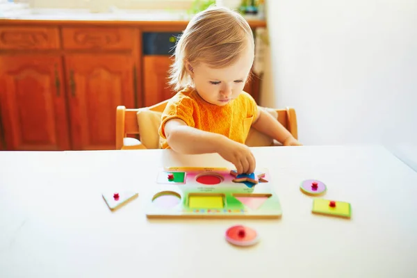 Adorable Niña Haciendo Rompecabezas Madera Formas Geométricas Aprendizaje Infantil Aprendizaje — Foto de Stock