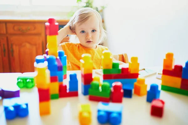 Niña Adorable Jugando Con Bloques Construcción Plástico Colores Casa Kindergaten — Foto de Stock